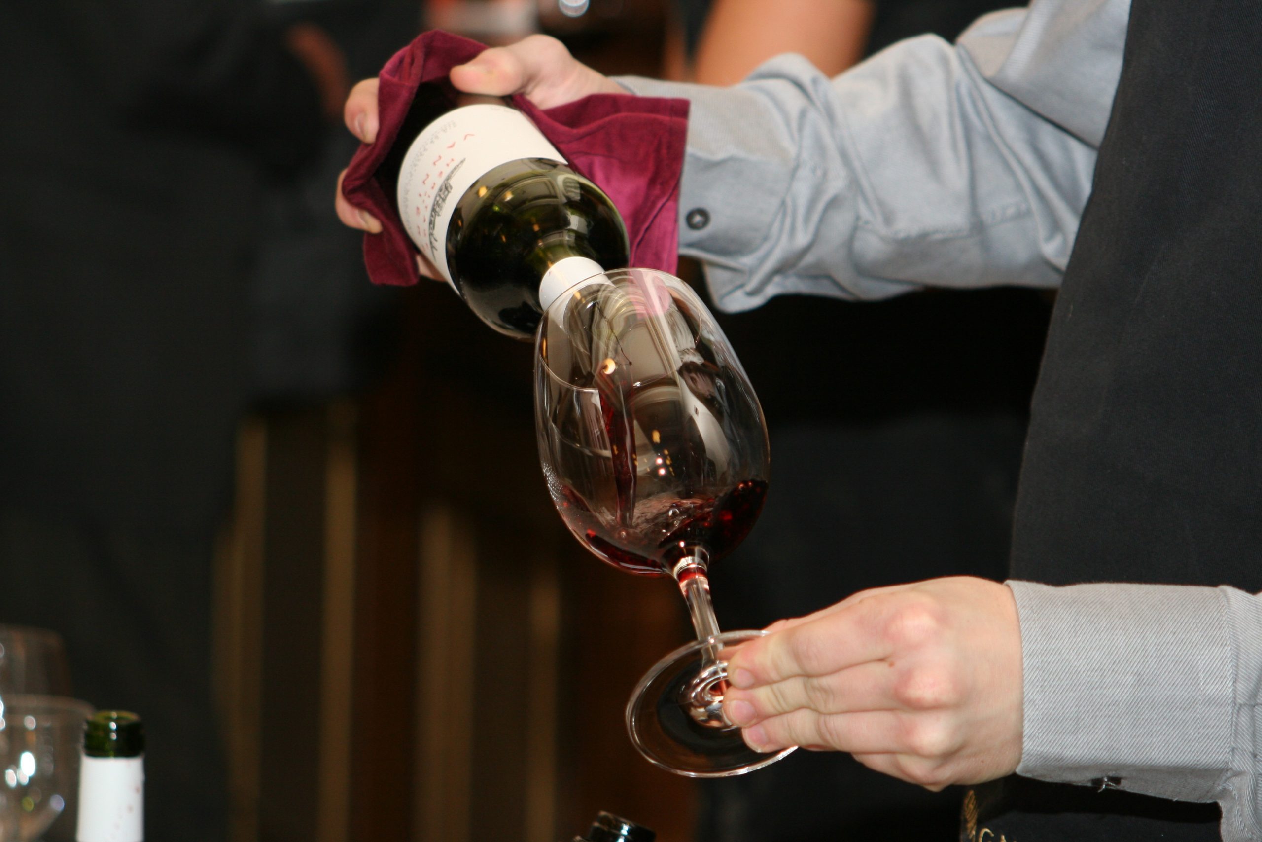 diseño-etiqueta-vino-moderna-graficas-multigraf camarero sirviendo vino